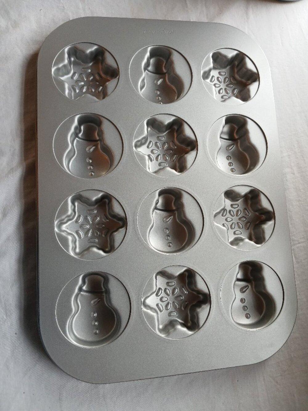 Pampered Chef #100022 Winter Snowman Snowflake Mini Cake Pan 12 Cavity
